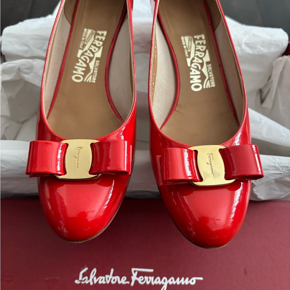 Salvatore Ferragamo Red Patent Vara Bow Flats with Gold Plaque - Picture 2 of 11